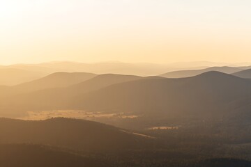 Obraz premium Golden mountain range landscape in haze