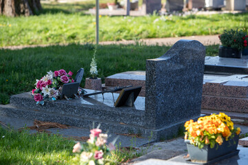 Un cimetière communale en France avec un groupement de sépultures et de tombes. Espace funéraire...