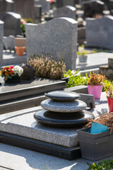 Décoration d'une tombe avec des galets empilés. Cela rend hommage à la personne décédée et...