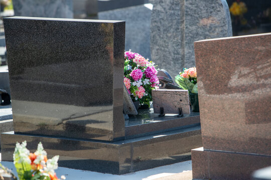 Le fleurissement d&rsquo;une tombe avec un bouquet de fleurs rose. Cela permet de rendre hommage au d&eacute;funt et de t&eacute;moigner son attachement et le respect envers cet &ecirc;tre cher.