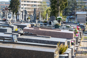 Un cimetière communale en France avec un groupement de sépultures et de tombes. Espace funéraire...