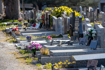 Un cimetière communale en France avec un groupement de sépultures et de tombes. Espace funéraire...
