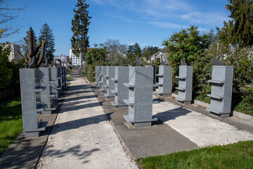 Un columbarium situé dans un cimetière communal ou au sein d'un crématorium en France. Structure...
