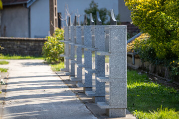 Un columbarium situé dans un cimetière communal ou au sein d'un crématorium en France. Structure...