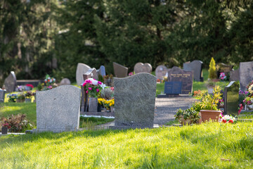 Monuments cinéraires installés dans le cimetière d'une commune en France. Le monument cinéraire...