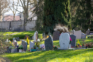 Monuments cinéraires installés dans le cimetière d'une commune en France. Le monument cinéraire...
