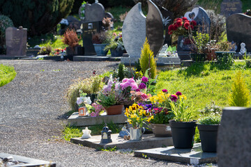 Monuments cinéraires installés dans le cimetière d'une commune en France. Le monument cinéraire...