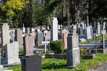 Vue de tombes fleuries et décorées dans un cimetière de ville. Cela permet de rendre hommage au défunt et de témoigner son attachement et le respect envers cet être cher.