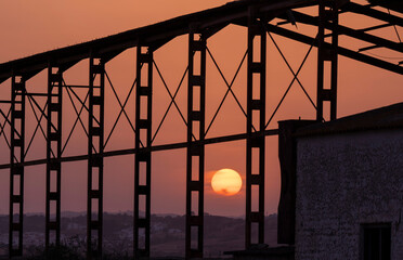 Atardecer con el sol grande en el rio Guadalquivir