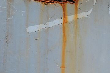 texture frontale di una superficie metallica pitturata di colore grigio, con alcune colate superficiali di ruggine