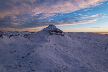 Pic d'Anie près de la station de ski de la Pierre Saint-martin pris en drone. Plus haut sommet...