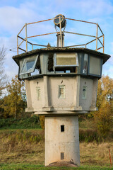 Ein Rundbeobachtungsturm, RBT an der Grenze der DDR. Hier mit Zugang durch einem Bunker.
