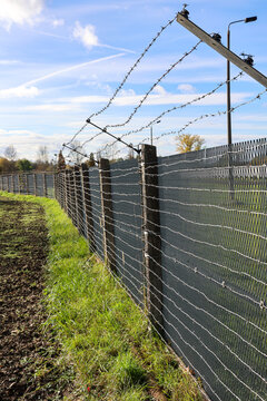 Details des Grenzsignalzauns GSZ an der Grenze der DDR.
