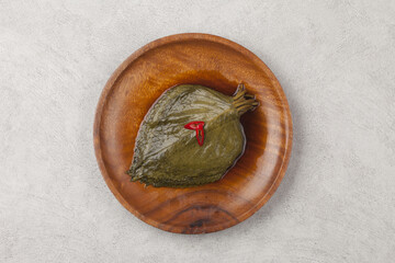   A pickled food made by soaking perilla leaves in salt water or soybean paste.
