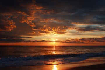 Obraz premium Marthas Vineyard Sunset: Beautiful Orange Gold Clouds over New England Beach