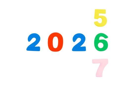 testo anno 2025, 2026, 2027 con sagoma di lettere realizzate in legno colorato isolate su sfondo bianco o trasparente