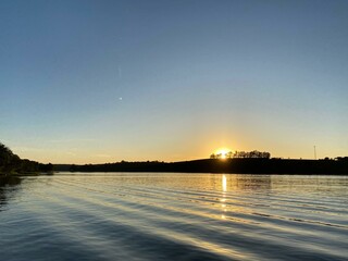 Águas Tranquilas no Lago de Furnas ao por do Sol