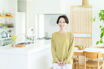 笑顔のミドルの主婦