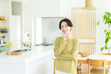笑顔のミドルの主婦