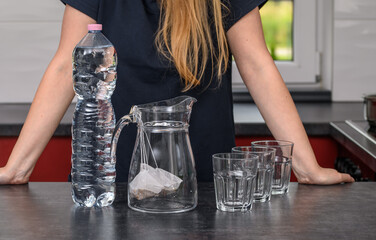 A waitress in a restaurant prepares a cold drink, cold tea