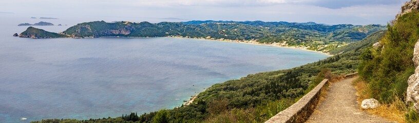 Der Eselspfad auf der Insel Korfu mit Panoramablick auf die Bucht von Agios Georgios