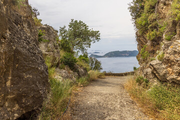 Felsentor auf dem Eselspfad auf der Insel Korfu mit Panoramablick auf die Bucht von Agios Georgios