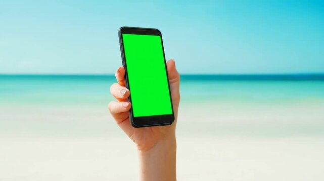 Telefono con Pantalla verde en la playa