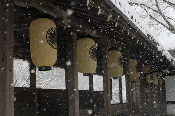 Fotobehang Torii Gates  日本、京都,、比叡山、山、灯篭、赤燈籠、冬絶景、雪景色、神社、鳥居、冬の絶景、ポット、旅行、風景、旅、森,、自然、空,、冬、木、写真素材  © Bhdr1996