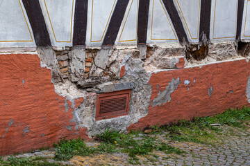 Detailaufnahme eines sanierungsbedürftigen  Fachwerkhauses