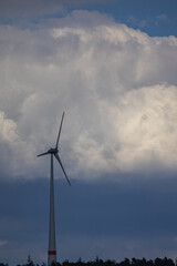Windräder vor Wolkenhimmel