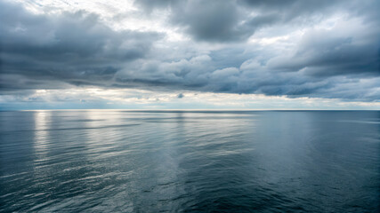 Obraz premium A picturesque ocean view with calm waters and white clouds drifting above