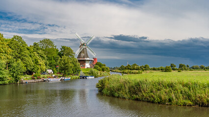 Gewitterfront über den Greetsieler Zwillingsmühlen in Ostfriesland, Ostfriesland, Deutschland