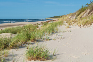 Piaszczysta plaża nad Bałtykiem koło Mrzeżyna
