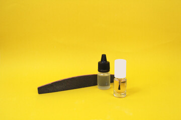 Nail file, cuticle oil and clear polish - easy manicure at home