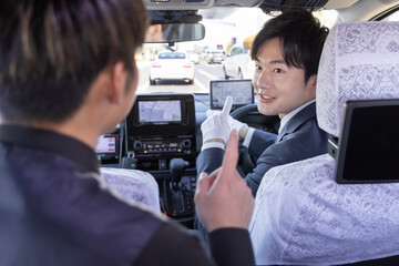 タクシードライバーに行き先を伝える客  © Zoey106