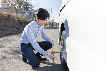 自動車のタイヤ交換　パンク　タイヤ交換
