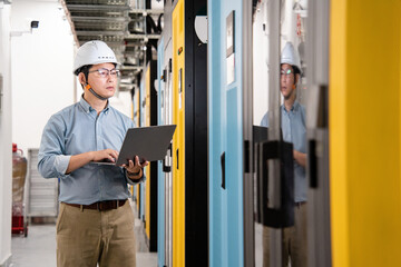 Obraz premium asian network engineer working in data center