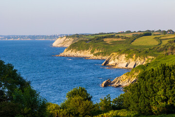 Obraz premium Flysch Cliffs Between Hendaye and Saint-Jean-de-Luz Along the Corniche Road