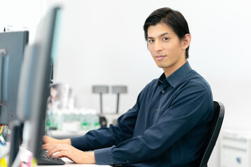 ビジネス　パソコンを使う男性