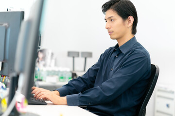 ビジネス　パソコンを使う男性