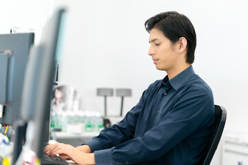 ビジネス　パソコンを使う男性