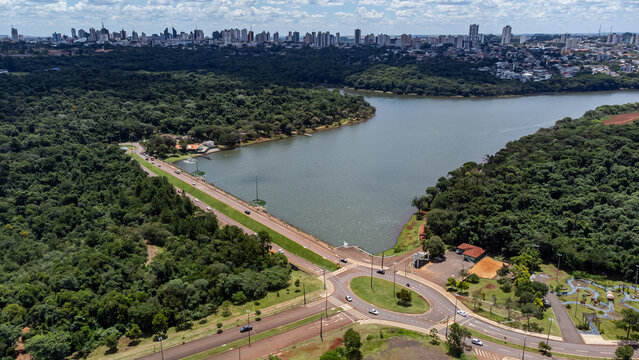 Drone on a sunny day in Cascavel Ecological Park, a city located in western Paran&aacute;, with the municipality visible in the background.