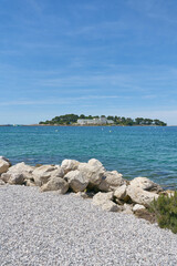 Blick vom Ufer der kroatischen Hafenstadt Porec auf die vorgelagerte Insel Sveti Nikola