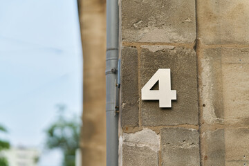 Hausnummer 4 an der Fassade eines Hauses in der Altstadt von Nürnberg