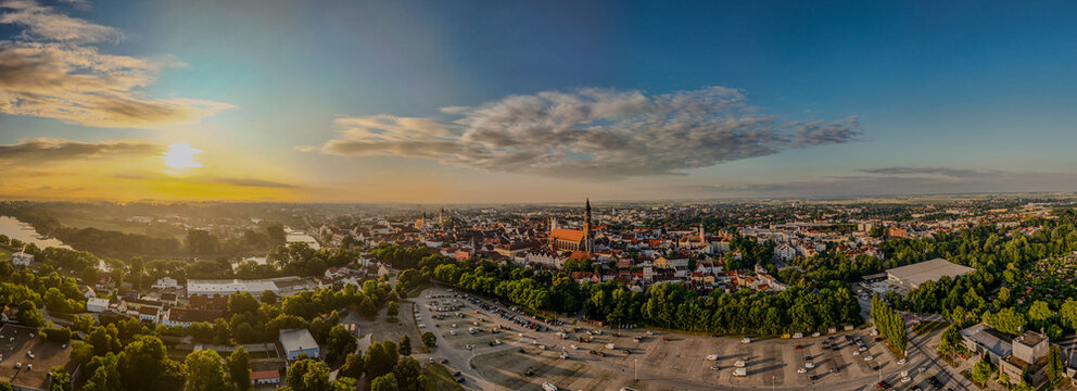 Sonnenaufgang &uuml;ber der Stadt Straubing mit Wolken und weitreichender Aussicht