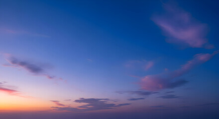 Obraz premium Sunset Sky with Clouds A Peaceful View of the Horizon During Dusk or Dawn