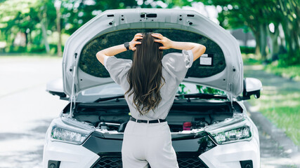 車が故障して困る女性