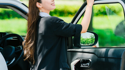 車と女性・ビジネスウーマン