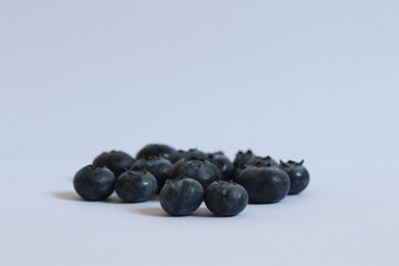 Grupo de arándanos sobre fondo blanco