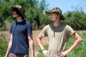 portrait de deux jeunes homme en raid aventure découverte, jeunes hommes dans la nature